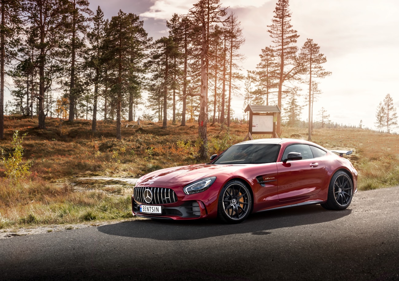 Mercedes-AMG GT R — купе для трека на подъездной дорожке дома