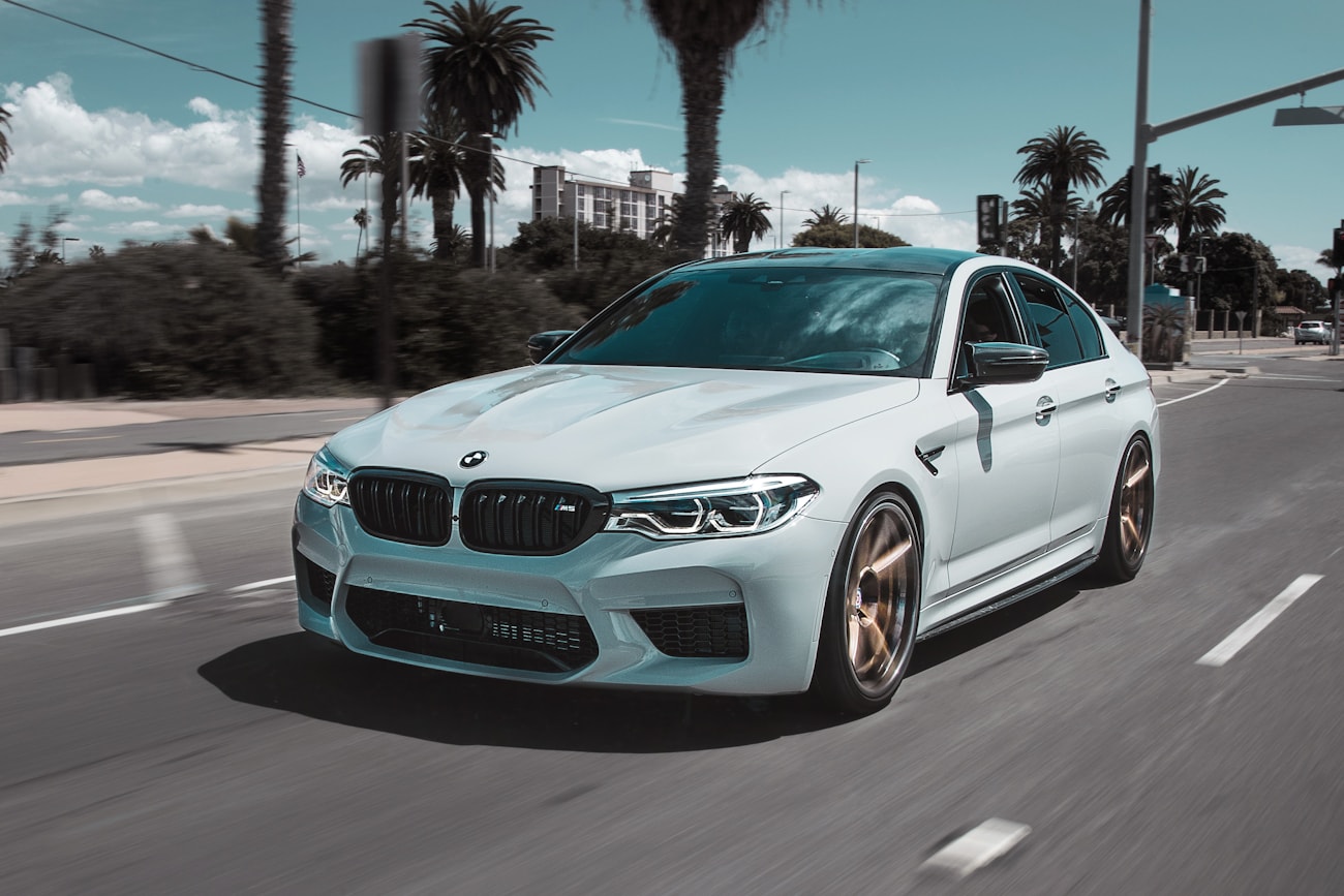 BMW M5 Competition — спортивный седан в сумеречном свете
