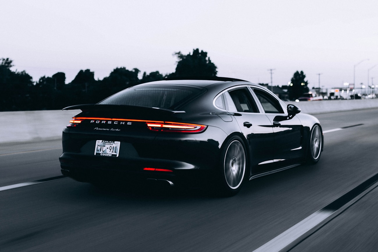 Porsche Panamera 4S — фаэтон-седан на вечерней трассе